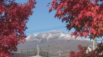 浅間山が初冠雪　去年より3日早く「いよいよ厳しい冬が…」　4日は厳しい冷え込み　街も一気に初冬の装いに