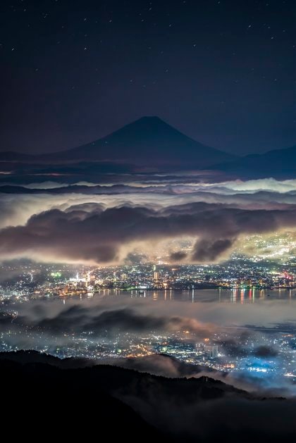 雲の上から街を見守る富士山」の写真が神秘的…圧巻の光景の撮影方法を