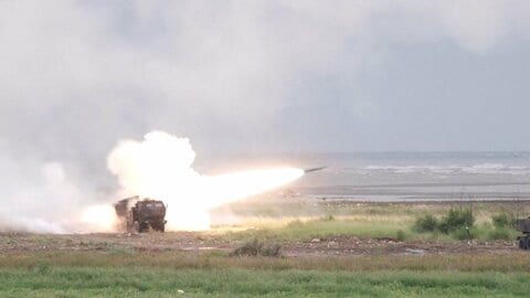 台湾軍が「ハイマース」の実弾射撃演習　中国に面した海岸で初実施　アメリカから購入した射程300キロの高機動ロケット砲システム