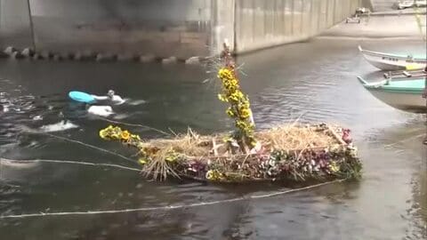 お盆に迎えた先祖を送り出す伝統の行事“精霊流し”　舟に花など飾り海へ【新潟・佐渡市】