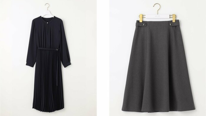 スタンドカラープリーツワンピース(左:1万3000円)とサイドボタンフレアスカート(右:7990円)(※価格はいずれも税込み 提供:オンワード樫山)