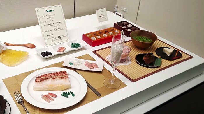 まるでコース料理…盛り付けられているのは石