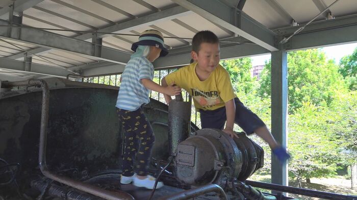 交通公園のSLは子供たちの遊び場になっている