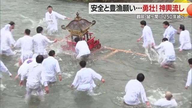 川の流れに任せながら上流から下流へと繰り返し3回流されるみこし