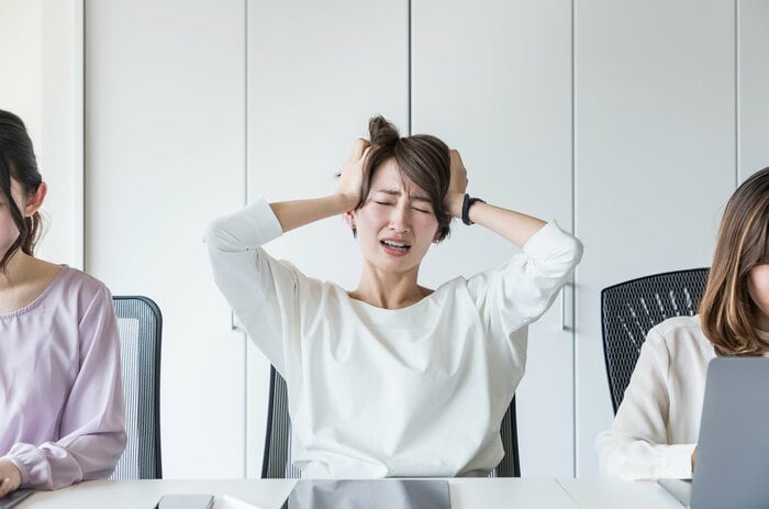 パワハラを恐れてふわふわな発言の上司に若手も不安になる(画像:イメージ)