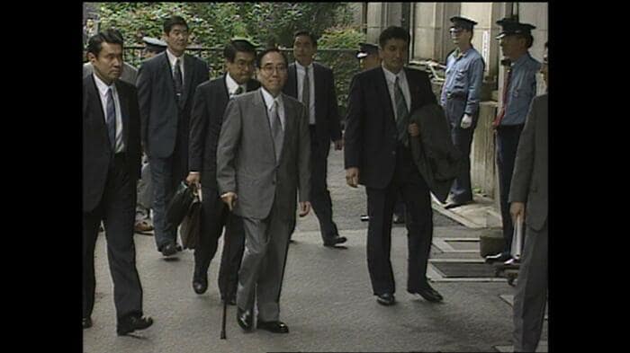 銃撃事件後、職場復帰した国松警察庁長官(95年6月)