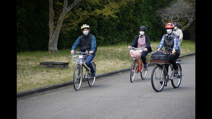 ヘルメットを着用してサイクリング(宮内庁提供)