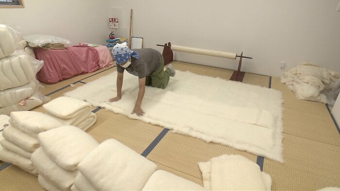高さんが縫った生地に美穂さんが綿を詰めて布団を仕上げていく