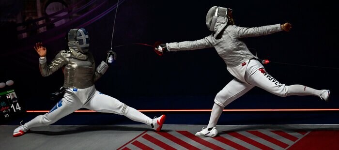 女子サーブル個人決勝 右:江村美咲(写真:EPA=時事)