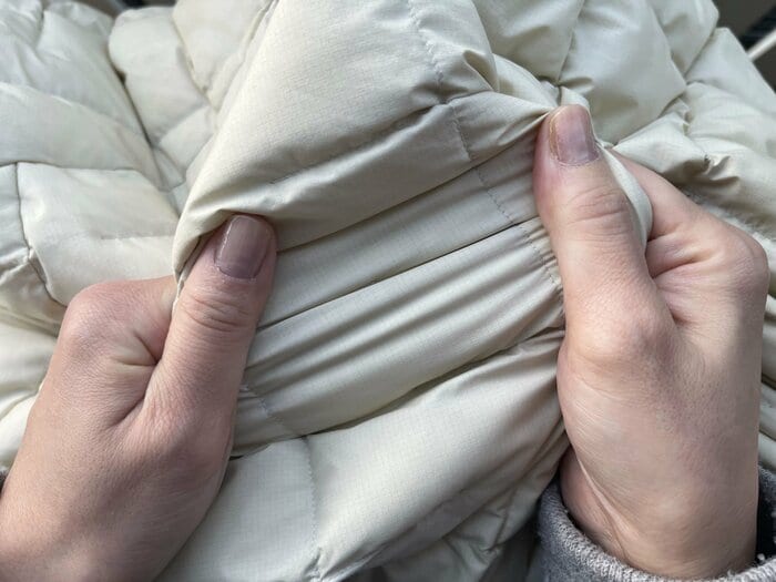 “だま”になっている部分は手でほぐす（特集班撮影）