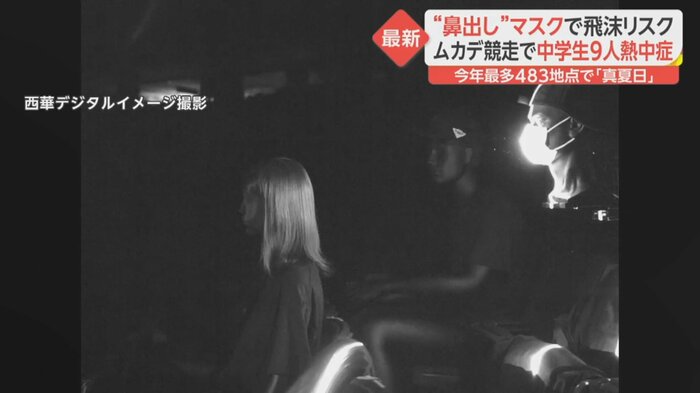「マスク着用」の飛沫シミュレーション (※マスクの先に少しだけ見える白い点が飛沫)