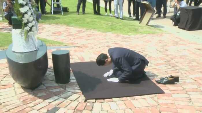 2015年8月13日 西大門刑務所跡地でひざまずいて謝罪する鳩山元首相