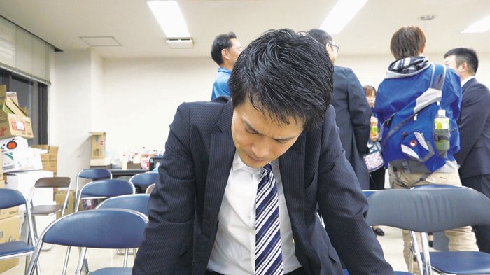 項垂れる小川議員(映画『なぜ君は総理大臣になれないのか』より)