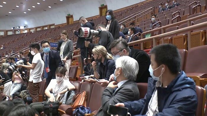 空席の目立つ記者席