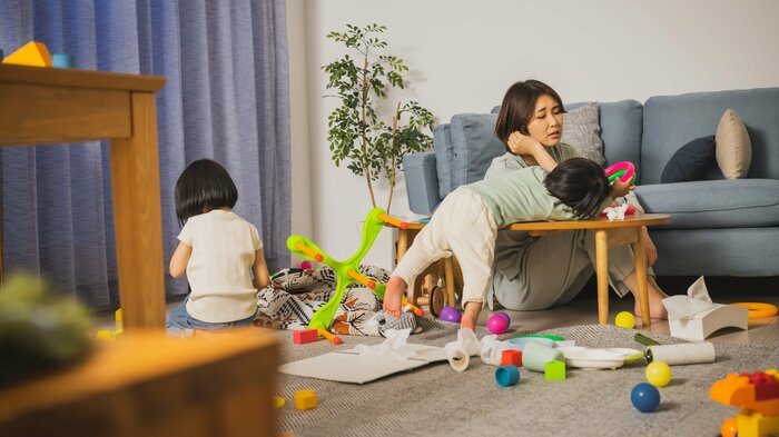 掃除が苦手な人は、汚い部屋で子育てをすることへの「罪悪感」を感じることも(画像はイメージ)