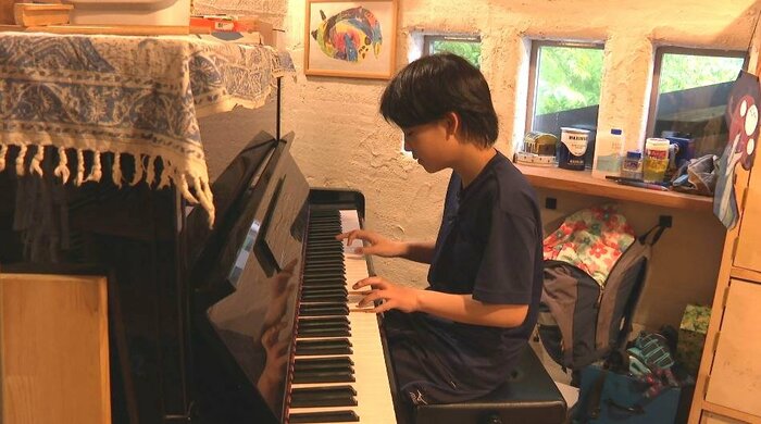 独学でピアノを弾く聖さん