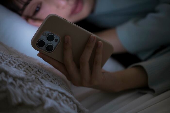 夜に不規則な生活が続くと体内リズムはズレていく（画像：イメージ）