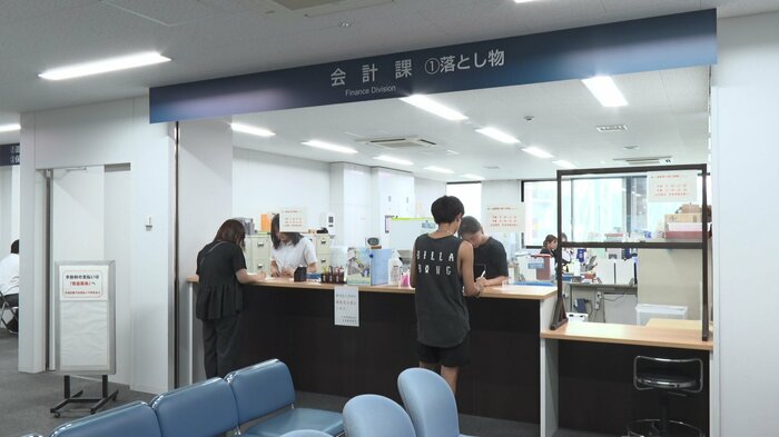 受け取りに来た人は、大事なものが戻ってきたと笑顔を見せる