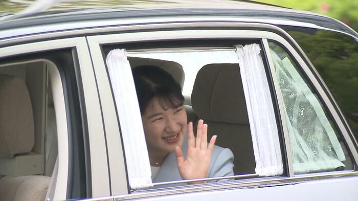 歓迎に手を振って応えられる愛子さま