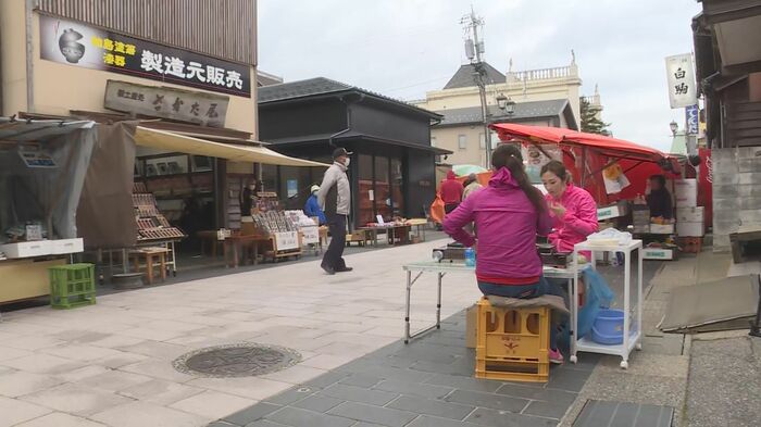 露店のそばでコンロ囲む