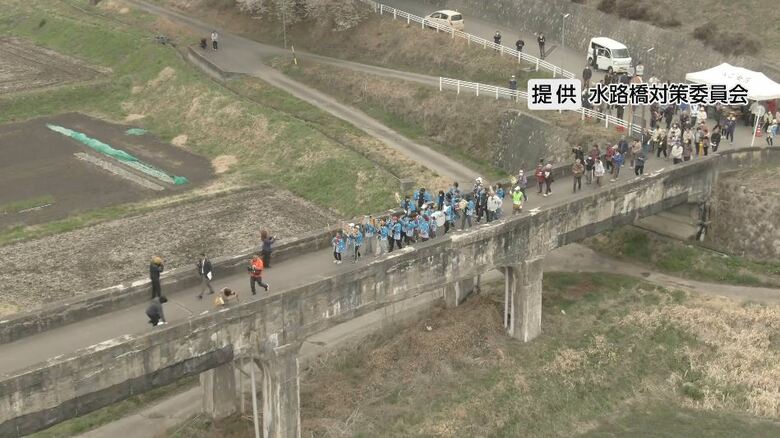 映画のロケ地「八乙女の水路橋」が老朽化のため通行止めに　100年近い歴史で地元のシンボル　「近代土木遺産」にも選ばれる　約150人の住民らが参加「感謝の渡り納め」　長野・箕輪町｜FNNプライムオンライン