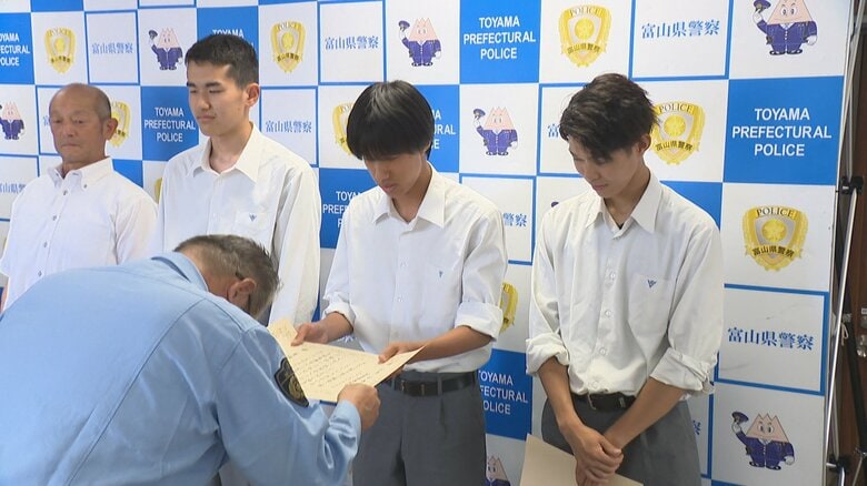 通学路で聞こえた「バシャ」の音　用水路に転落した70代男性を高校生3人が救出、高岡警察署から感謝状｜FNNプライムオンライン