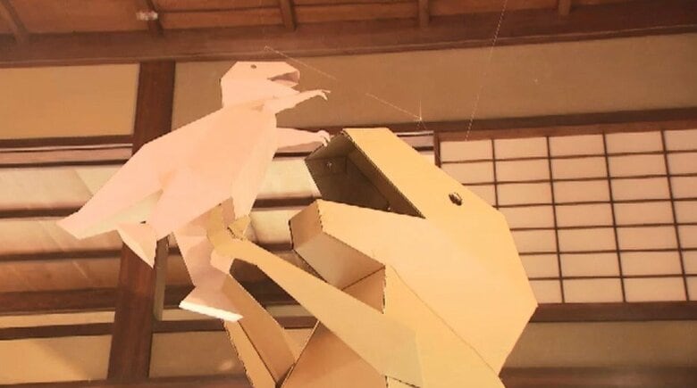 じゃれあう“恐竜の親子”はダンボール製　その名は「ヤスカワザウルス」　北九州市の旧安川邸「絵と手づくりのあそび展」　福岡｜FNNプライムオンライン