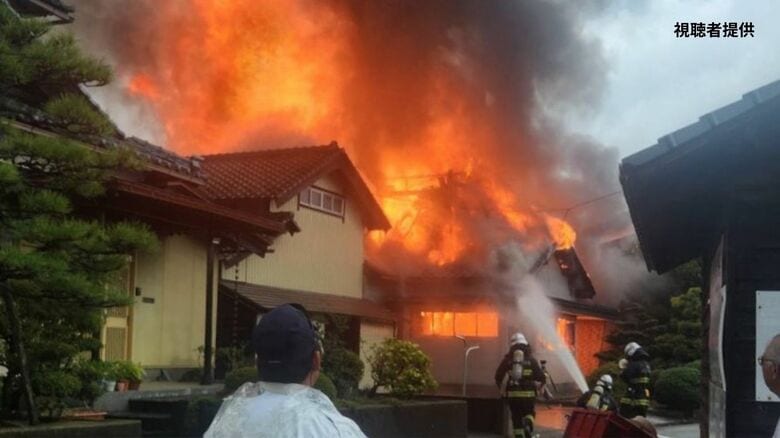 落雷が原因か？坂井市で住宅と隣接する倉庫が全焼　住民は外出していて無事　近隣住民「落雷あった」　【福井】｜FNNプライムオンライン