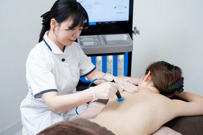 ■【酷暑の夏、まもなく到来！ “後ろ姿”の準備は大丈夫？】 夏は「背中ニキビ」に注意！ "背中汚れ" 男女ともに６割以上が自覚（20～50代男女1000名へ「背中事情」を調査 ／ リゼクリニック調べ）