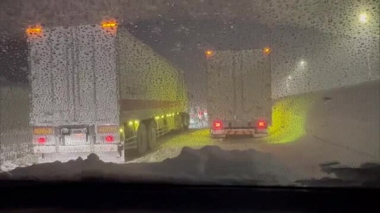 関越道で約200台の立往生も…約5時間後に立往生解消も降り続く雪に「不要不急の外出控えて」　19日にかけて大雪ピークに　新潟｜FNNプライムオンライン