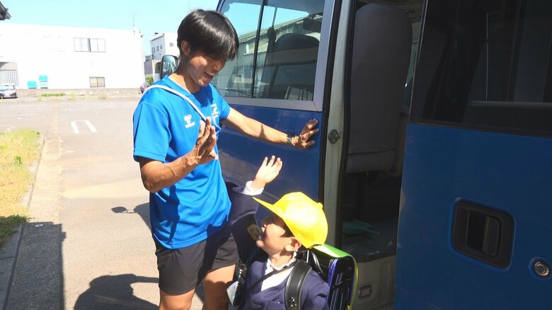 ”先生”は現役サッカー選手 福井ユナイテッドFCが放課後児童クラブを運営 教員免許を持った選手が活躍…ファン獲得も|FNNプライムオンライン
