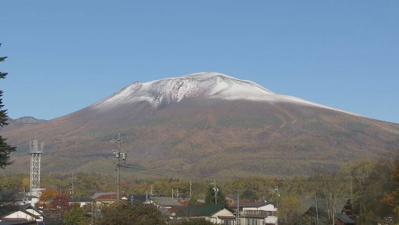 浅間山が「初冠雪」　平年より4日遅く、2024年より3日早い　前橋地方気象台が発表　｜FNNプライムオンライン
