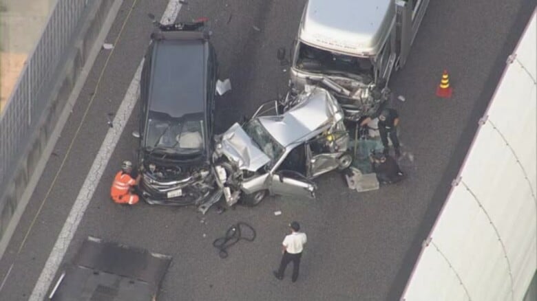 車６台絡む玉突き事故　運転していた男を現行犯逮捕｜FNNプライムオンライン