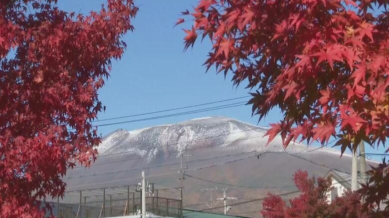 浅間山が初冠雪　去年より3日早く「いよいよ厳しい冬が…」　4日は厳しい冷え込み　街も一気に初冬の装いに｜FNNプライムオンライン
