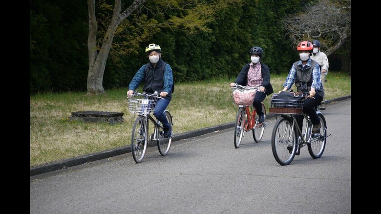 ヘルメットを着用してサイクリング(宮内庁提供)
