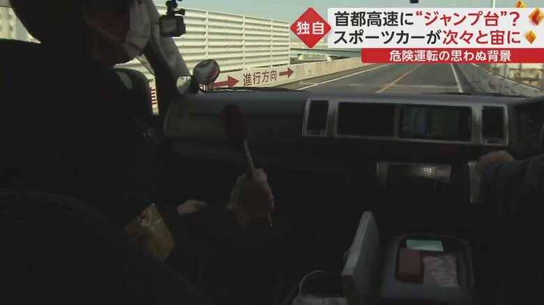 カメラが衝撃で上を向き