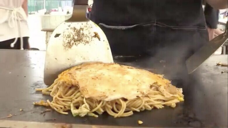 広島名物・お好み焼きを学生が手作り