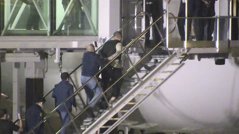 日本に向かう航空機に乗り込む小島容疑者(9日未明 マニラ)