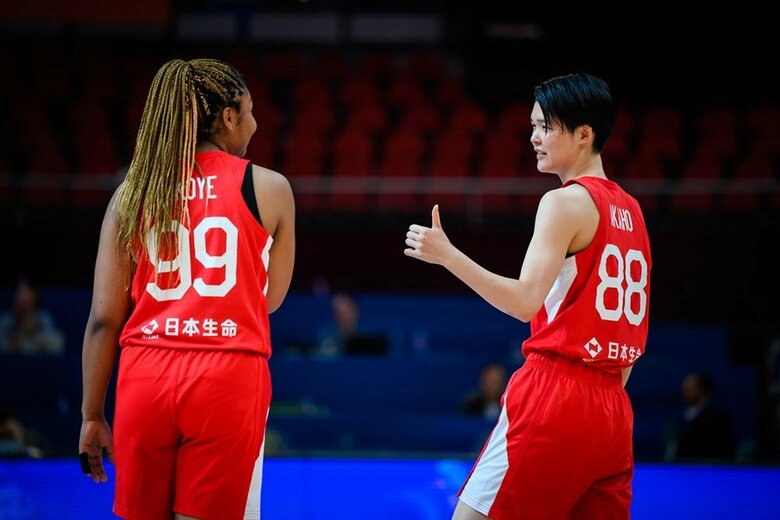 初戦に続きスターターとなったオコエ桃仁花選手(左)と赤穂ひまわり選手(右)(C)FIBA