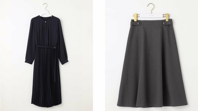 スタンドカラープリーツワンピース（左：1万3000円）とサイドボタンフレアスカート（右：7990円）（※価格はいずれも税込み　提供：オンワード樫山）