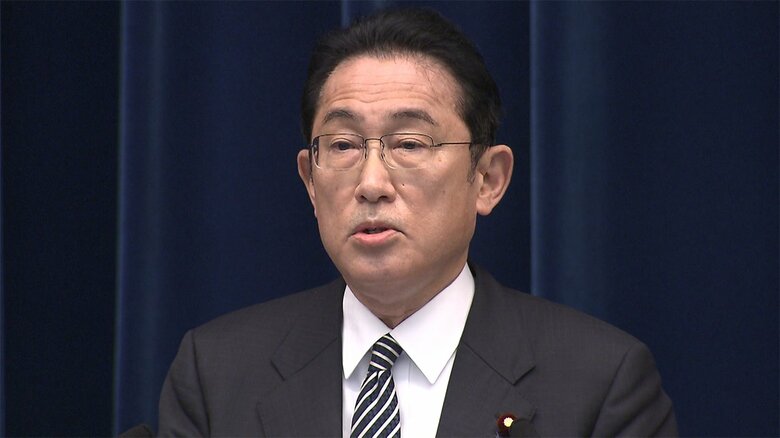 会見する岸田首相（17日午後7時すぎ）