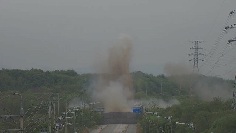 北朝鮮が都羅山駅につながる線路や道路を爆破した瞬間　2024年10月（韓国国防省提供）