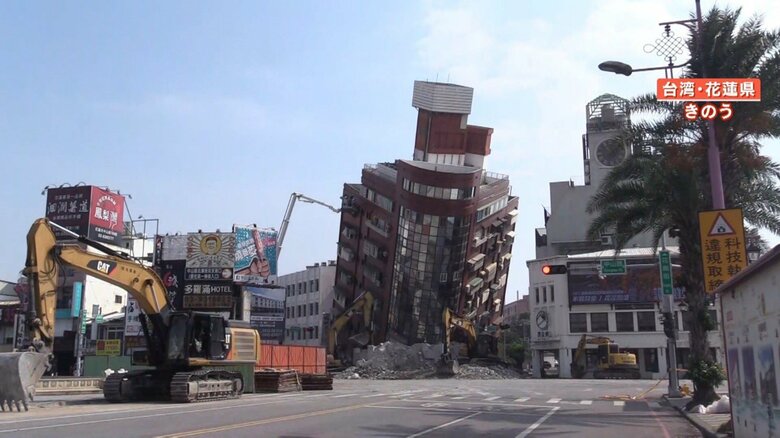 地震によって傾いたビル　今にも倒れてしまいそうな状態だ