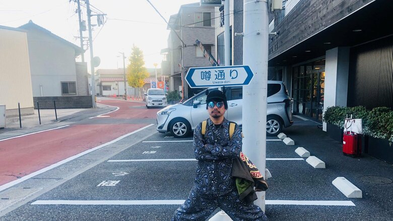 標識の接地場所。前にいるのが長谷川哲士さん（画像提供：噂通りの会）