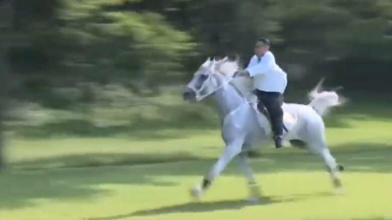 夏の白頭山で白馬を疾走させる金総書記。乗馬の腕前はなかなかのものだ