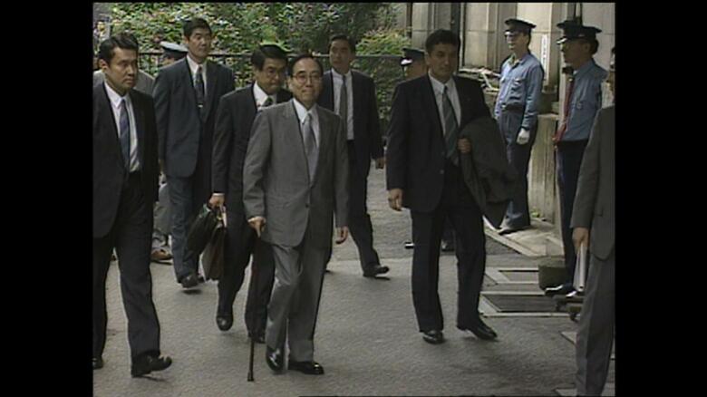 銃撃事件後、職場復帰した国松警察庁長官（95年6月）