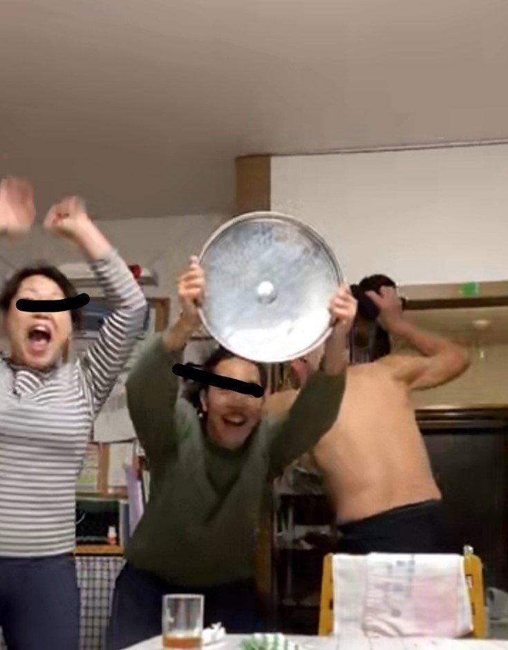 応援しているサッカークラブが優勝したとき、鍋蓋シャーレを掲げる家族（提供：やきちゃんさん）