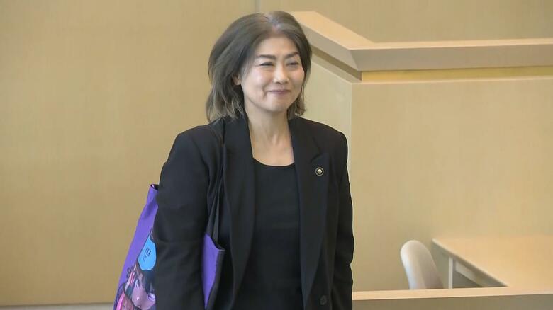 議場を後にする田久保市長