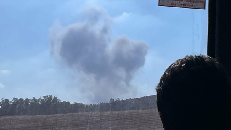 バスの中から攻撃による黒煙が見えた