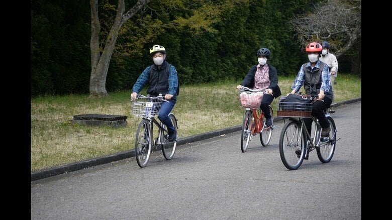 ヘルメットを着用してサイクリング（宮内庁提供）